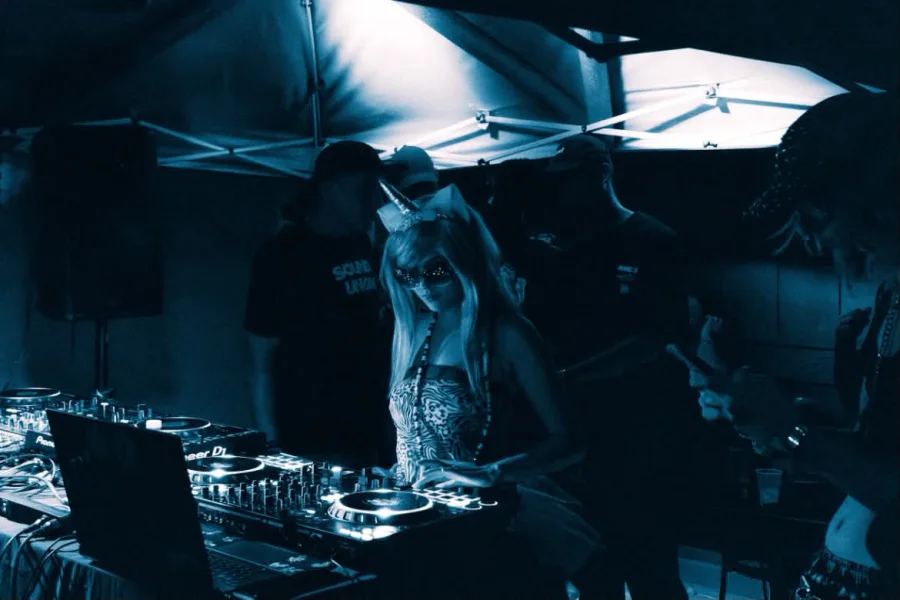 sXratch Pon3 performing behind the decks